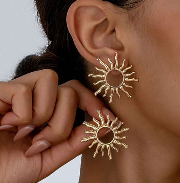 Soléa Sunburst Earrings – Radiant Gold Statement Studs, Modern Sun-Inspired Accessory